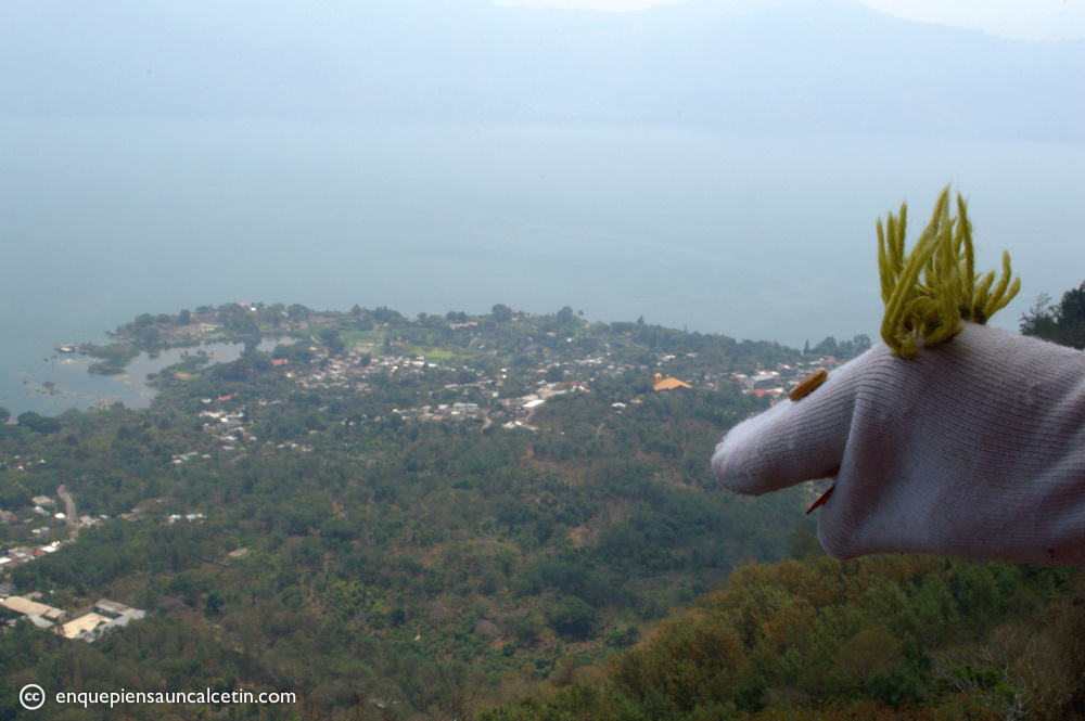 La vista desde el mirador del Cerro del Oro sobre el lago Atitlán.