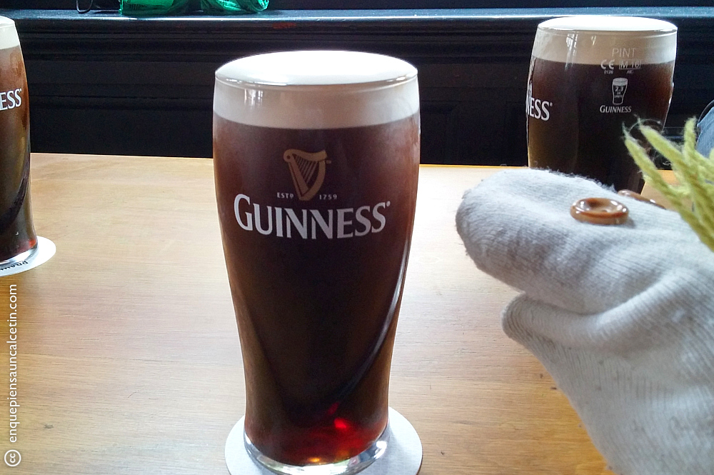 calcetín bebiendo guinness