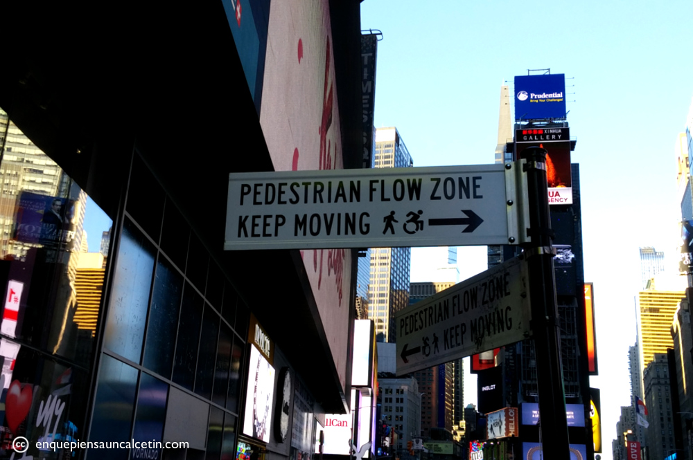 times square señal keep moving