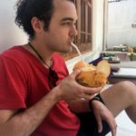 bebiendo de un coco