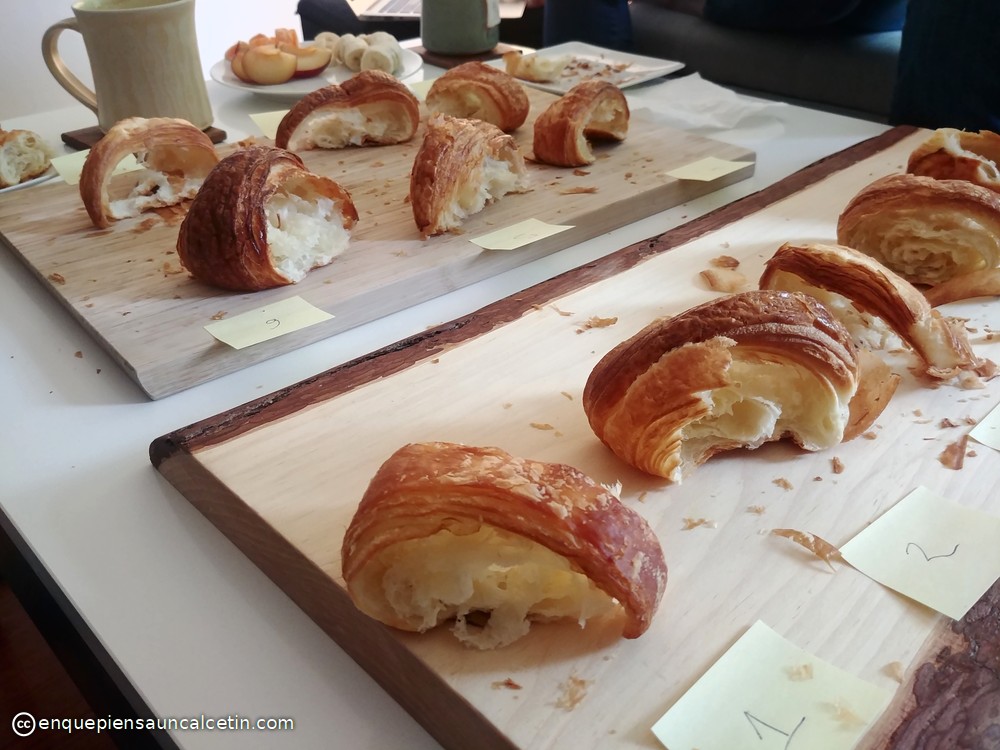 comiendo croissants