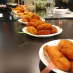 varios platos con croquetas