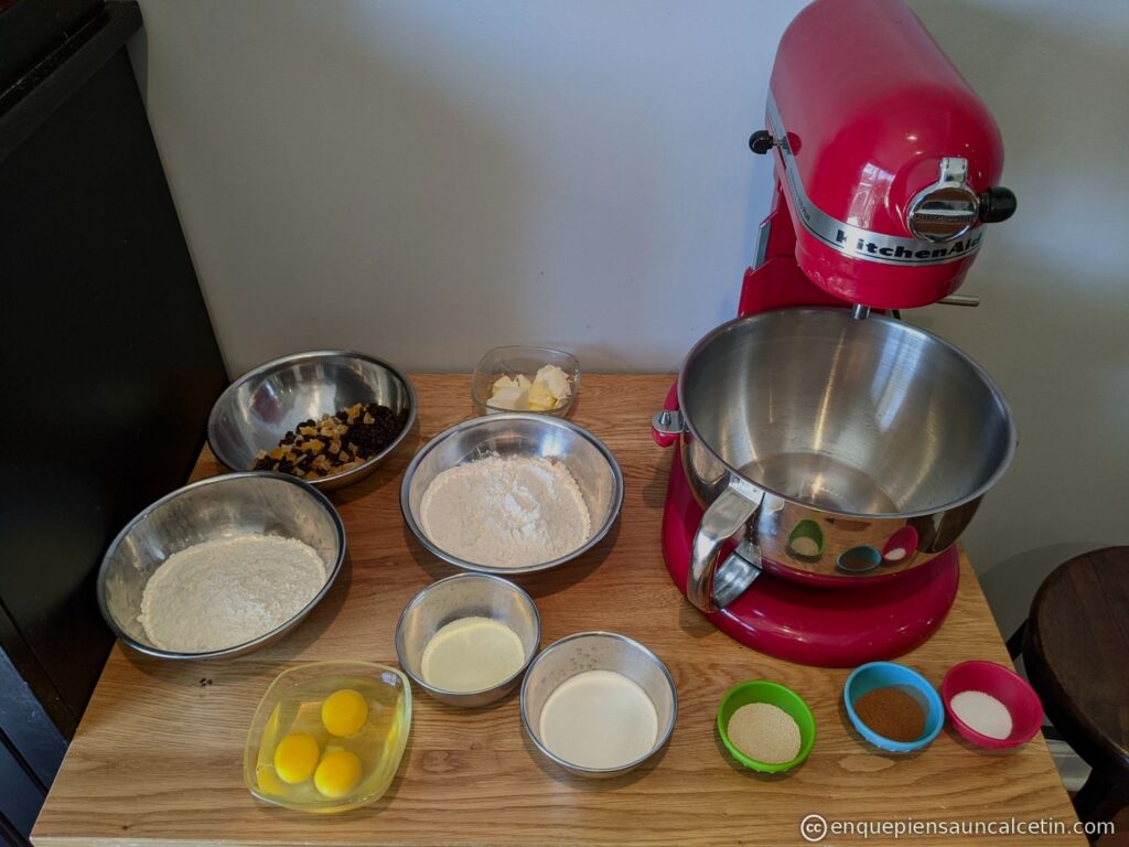 Amasadora e ingredientes preparados para hacer pan