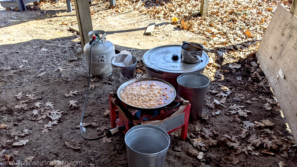 Paella cocinada sobre fogones de reducir el jarabe de arce