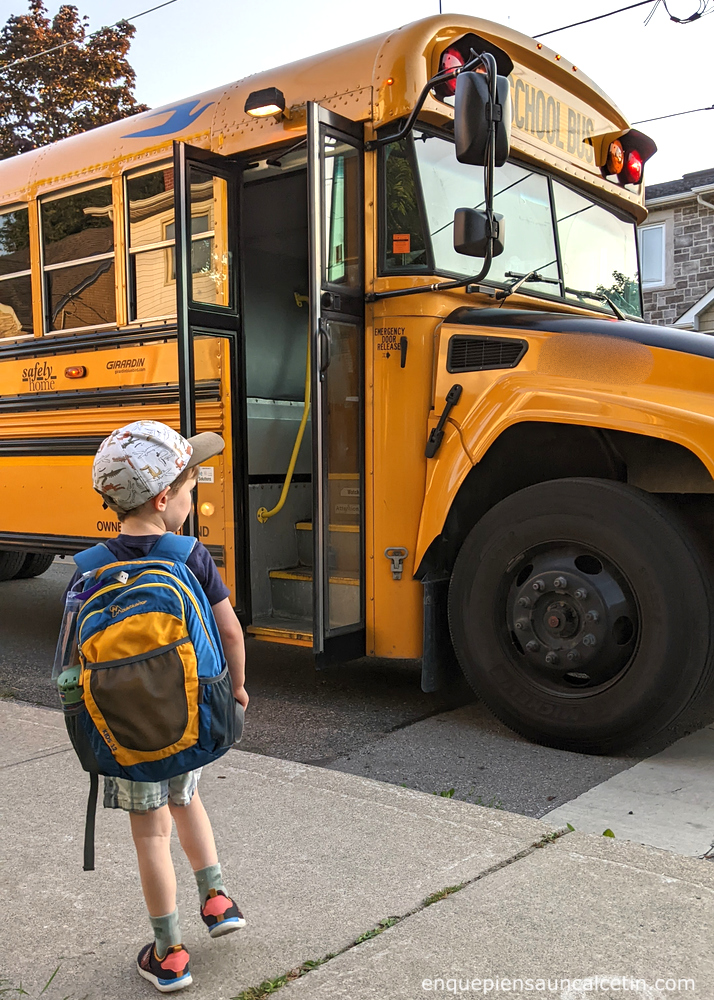 Niño cogiendo autobús del colegio.