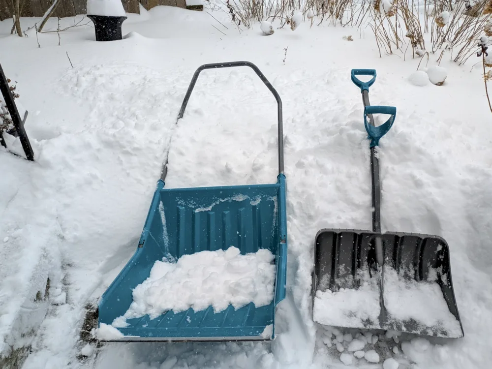 Dos palas para quitar nieve
